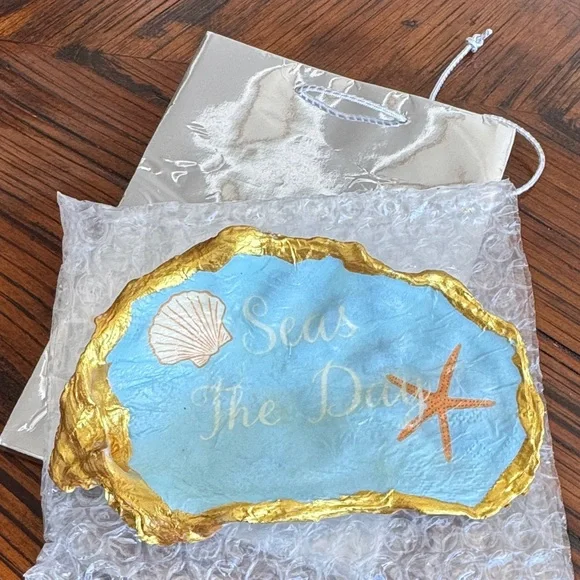 Painted Oyster Shell - Picture 1 of 4